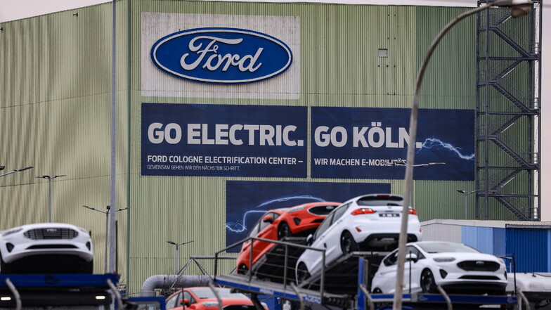 Autos stehen auf Transportfahrzeugen auf dem Werksgelände von Ford. Der US-Autobauer Ford will in Köln und Aachen 2.300 Stellen abbauen.