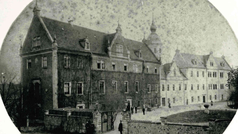 Die Aufnahme zeigt das Rathaus in Riesa im Jahr 1886, in etwa aus Richtung der heutigen Ecke Rathausplatz/Klosterstraße. 1874 hatte die Stadt das gesamte Rittergut dem Freiherrn von Welck für insgesamt 338 000 Taler abgekauft.