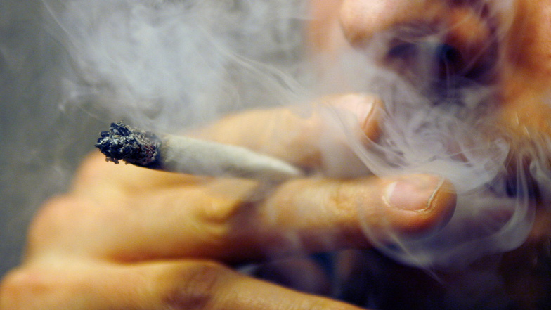 Ein Mann raucht einen Joint mit Marihuana. Ein Görlitzer bekam jetzt eine Bewährungsstrafe, weil er Cannabis eingeführt und damit gehandelt hat.