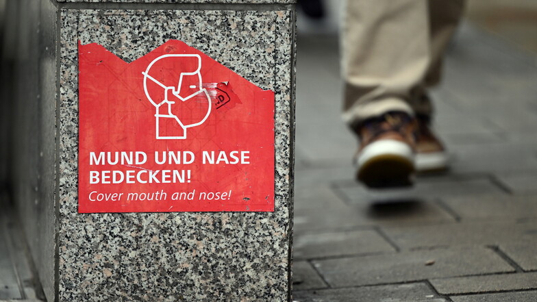 Ein 57-Jähriger war Anfang 2022 ohne Maske in Dresden shoppen, wurde erwischt - und weigerte sich nun, sein Bußgeld zu zahlen. Er habe die Regeln nicht gekannt, argumentierte er vor dem Amtsrichter.