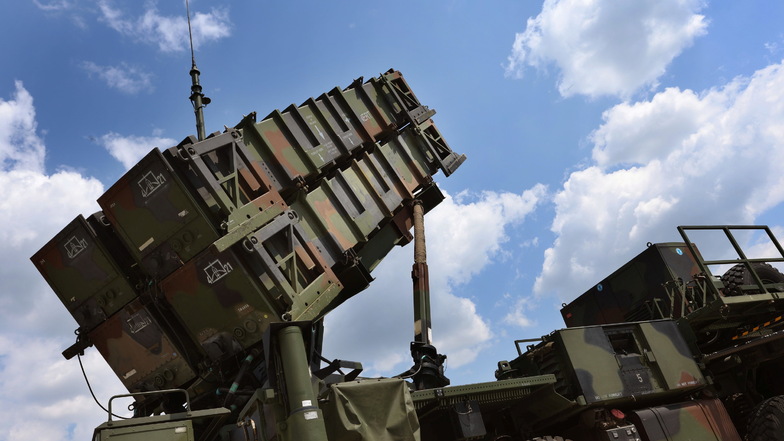 Ein Startgerät des Flugabwehrraketensystems Patriot der Bundeswehr: Spanien will einem Medienbericht zufolge einige seiner Patriot-Luftabwehrraketen der Ukraine  liefern.