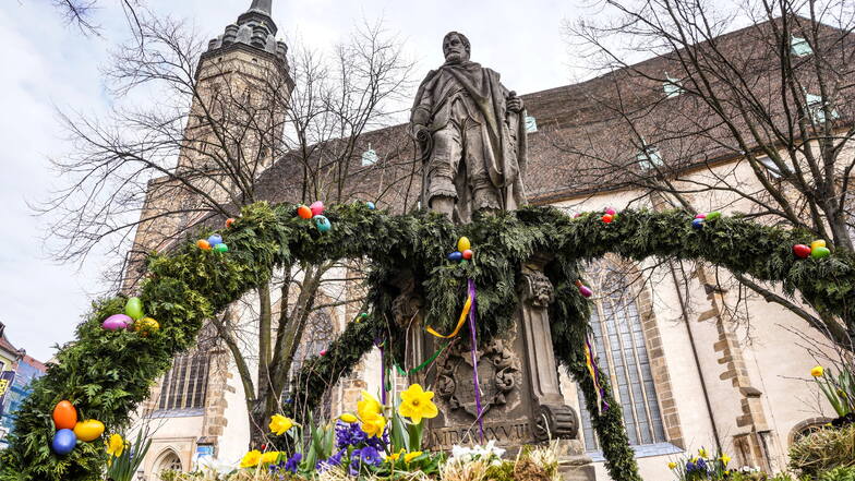 Bautzen hat sich fürs Osterfest geschmückt - unter anderem wurde der Brunnen auf dem Fleischmarkt als Osterbrunnen gestaltet.