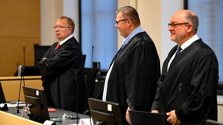 Prozess ohne Angeklagte: Die Strafverteidiger Ulf Israel, Robert Zukowski und Matthias Ketzer (v.l.) warten am Donnerstag am Landgericht Dresden vergeblich auf ihre Mandanten.