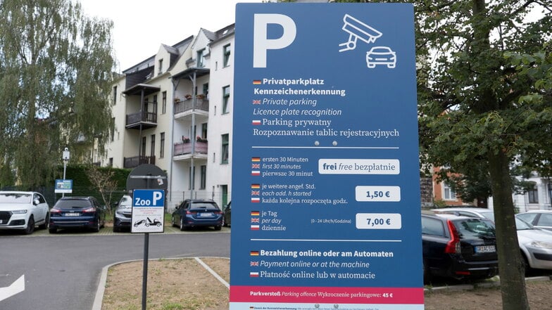 Hinweisschild über Parkgebühren bei der Einfahrt auf dem Parkplatz des Tierparks in Görlitz.