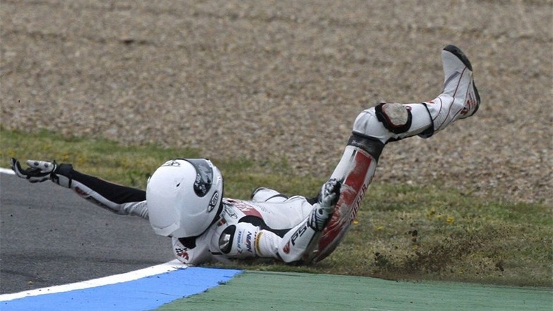 So kennt man ihn: Max Neukirchner rutscht in der Moto-2-WM am 29. April 2012 beim Spanien-Grand-Prix in Jerez de la Frontera hinter seiner Kalex ins Kiesbett.