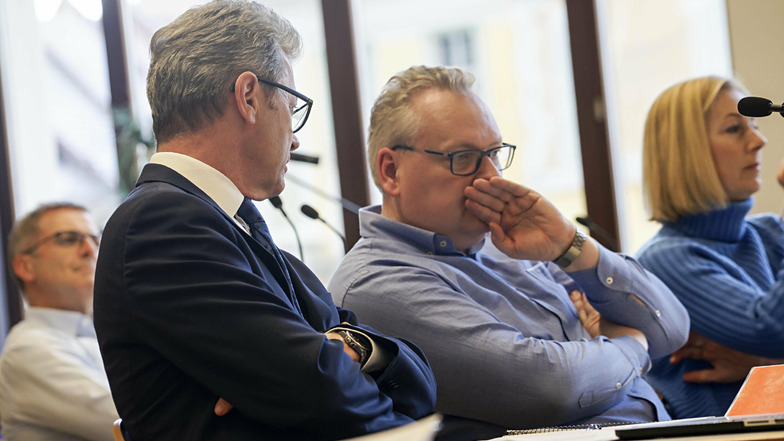 CDU-Fraktionschef Rolf-Alexander Scholze (l.) und Stadtrat Dirk Lübke im Gespräch bei einer der vergangenen Sitzungen des Bautzener Stadtrates: Die CDU-Fraktion hat Lübke nun aus der Fraktion ausgeschlossen.