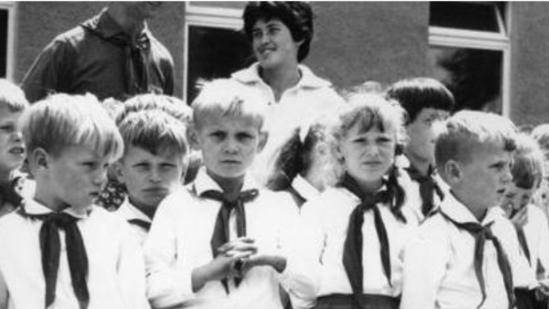Ein Klassiker des DDR-Dokuemtarfilms: In "Die Kinder von Golzow" und "Rückkehr nach Golzow" begleiteten die Filmemacher Barbara und Winfried Junge Heranwachsende eines Dorfes über Jahrzehnte hinweg.