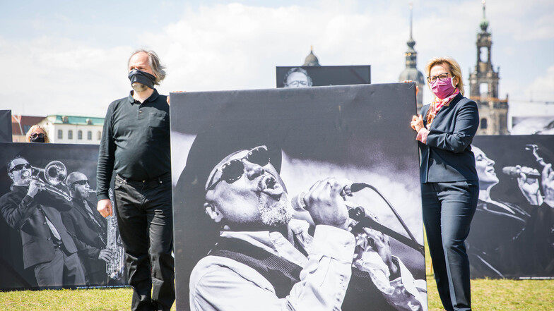 Kilian Foster gemeinsam mit Kunstministerin Barbara Klepsch bei einer „Stumme Künstler“-Demonstration am Elbufer.