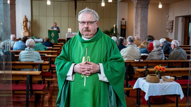 Pfarrer Steffen Börner ist am Sonntag in der Kirche St. Johannis in sein Amt bei der katholischen Kirchgemeinde eingeführt worden.