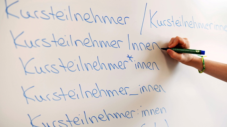 Seit Jahren wird in Deutschland diskutiert, wie die männlichen Formen in der Sprache durch weiter gefasste Begriffe ersetzt werden. Das Gendersternchen wie bei Kursteilnehmer*innen ist eine Möglichkeit.
