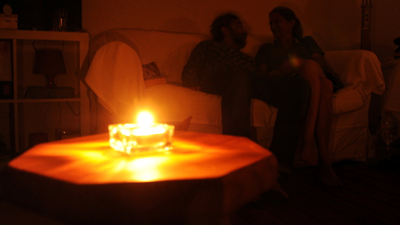 Licht nur von einer Kerze: Ein Stromausfall sorgte am Dienstagabend dafür, dass Steina im Dunkeln lag.