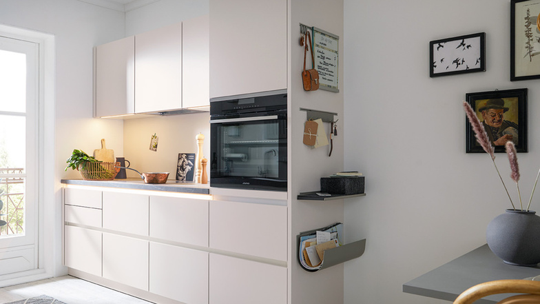 Bei XXL Küchen Ass gibt es moderne Küchentrends kombiniert mit innovativer Gerätetechnik. Die Küchendesigns gibt es für jeden Geschmack. Von klassisch Weiß über Betonoptik Grau bis hin zu gemütlichen Holz-Dekoren.