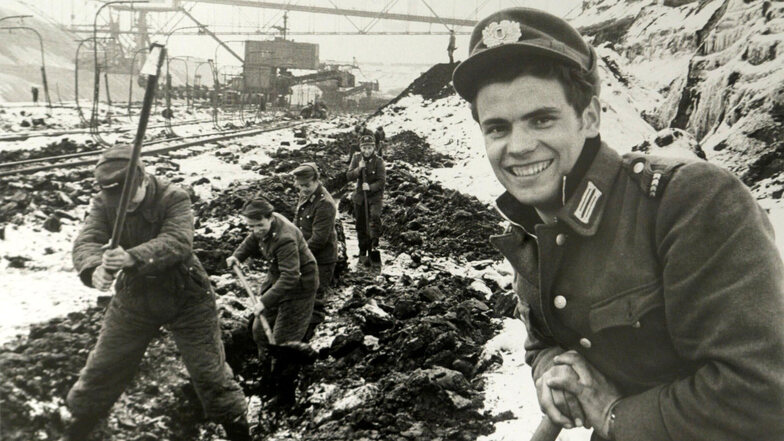 Bereitschaftspolizisten und NVA-Soldaten halfen ab dem Neujahrstag 1979 in den Lausitzer Braunkohlentagebauen. Mit Hacken und Schaufeln versuchen sie unter anderem, Bandanlagen in Betrieb zu halten und die festgefrorene Kohle aus den Waggons zu lösen.