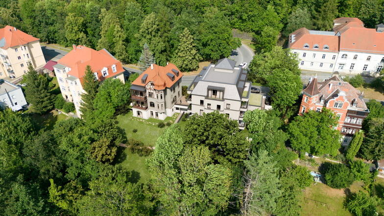 Blick auf das Grundstück an der B172: So sollen sich die Villen in die Wohngegend einfügen. Rechts oben ist das Hanno zu sehen.