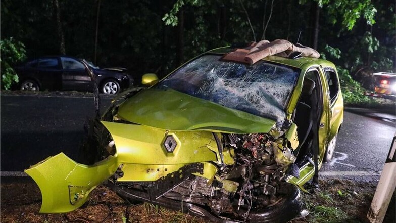 Ein 63-jähriger Renaultfahrer war in Richtung Liega unterwegs, als er einem umgestürzten Baum ausweichen wollte. Er kollidierte dabei frontal mit einem Seat. Den Zusammenstoß überlebte der Mann nicht.