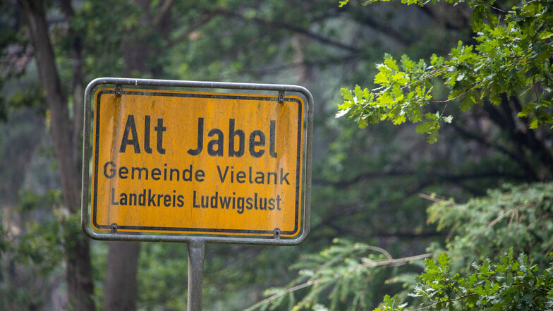 Das Ortsschild des evakuierten Orts Alt Jabel. Am Ortsrand werden Brandschneisen zur Eindämmung des Waldbrands auf dem ehemaligen Truppenübungsplatz angelegt. 