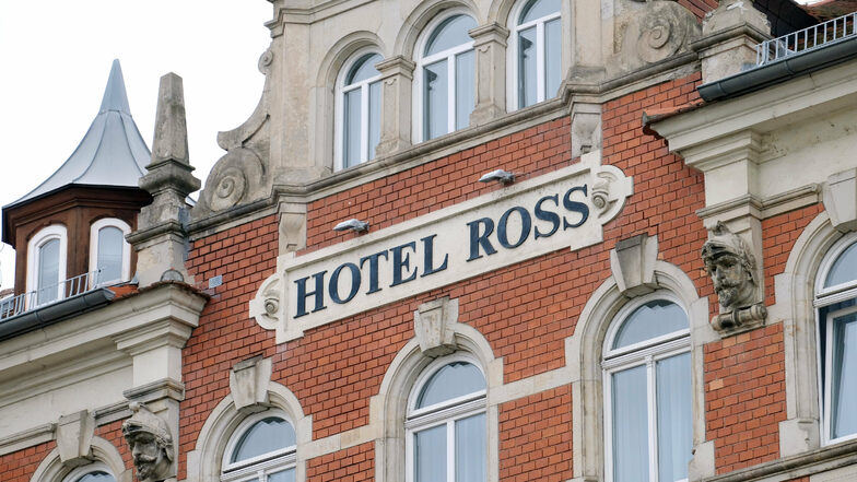 Die Fassade des Hotels Ross in Meißen gegenüber dem Bahnhof ist über Jahrzehnte fast gleich geblieben. Doch dahinter spielten sich Dramen ab.