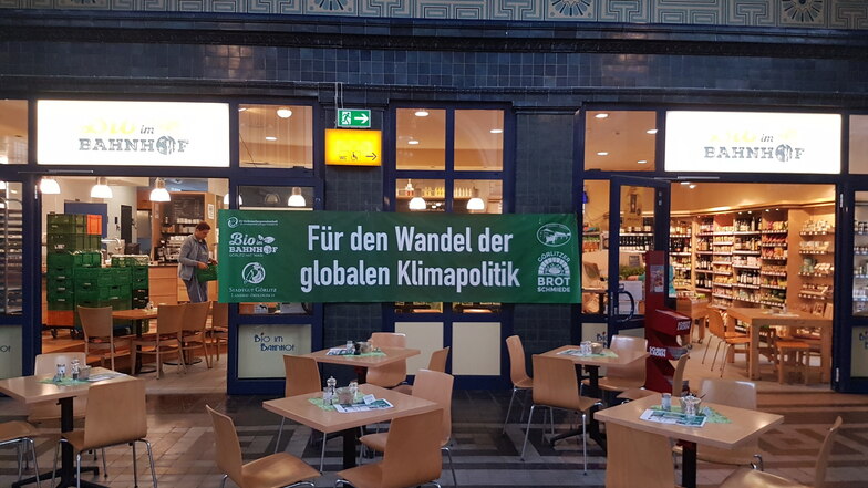 Bahnreisende in Görlitz werden seit Donnerstag mit dem Banner am Bioladen begrüßt.