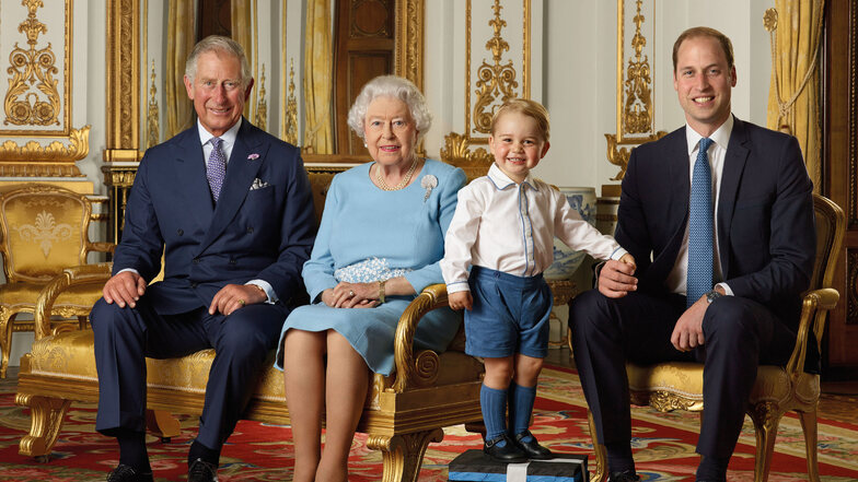 Hinter seinem Vater Charles rückt Queen-Enkel Prinz William (40) zum Thronfolger auf. Nummer zwei in der Thronfolge ist jetzt der 9-jährige Prinz George. (Foto von 2015)