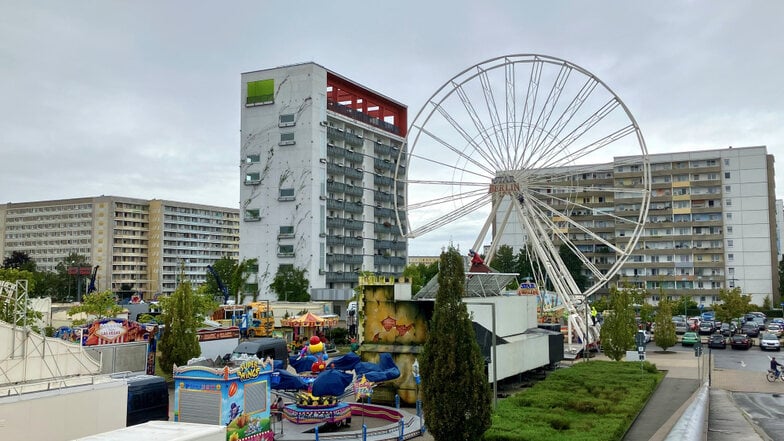 Fehlt da nicht noch ein Stück Riesenrad? Inzwischen ist es komplett aufgebaut. Das 27. Hoyerswerdaer Stadtfest wird Freitag eröffnet.