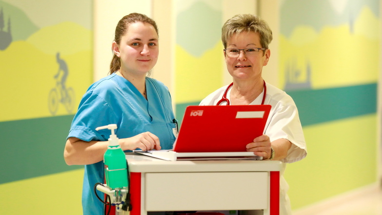 MU Dr. Heike Reck (rechts) - hier im Bild mit Kinderkrankenschwester Jenniffer - ist Chefärztin der Klinik für Kinder- und Jugendmedizin am Zittauer Krankenhaus. Derzeit sind die Patientenzahlen hier so hoch wie lange nicht.