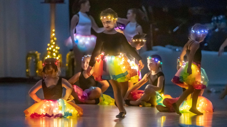 Bis 2019 erfreuten die „Tanzperlen des Zschopautales“ alljährlich die Zuschauer mit ihrer Weihnachtsrevue. Im vergangenen Jahr musste sie coronabedingt ausfallen. Die Tänzer hoffen aber, dieses Jahr wieder durchstarten zu können.