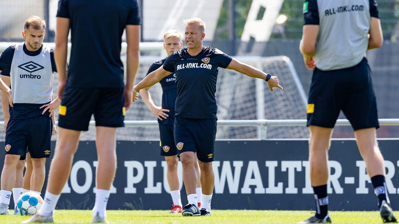 Dynamos Cheftrainer Markus Anfang begrüßte am Donnerstag 28 Spielern zum Trainingsauftakt. Er soll die Dresdner zum direkten Wiederaufstieg führen.