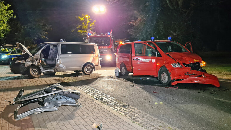 In Crimmitschau sind am Montagabend ein VW Bus und ein Feuerwehrauto zusammengestoßen. Fünf Menschen werden verletzt.