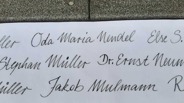 Auf einer Tapetenrolle sind die Namen von Dresdner Juden zu lesen, die am 16. Februar 1945 hätten deportiert werden sollen. 