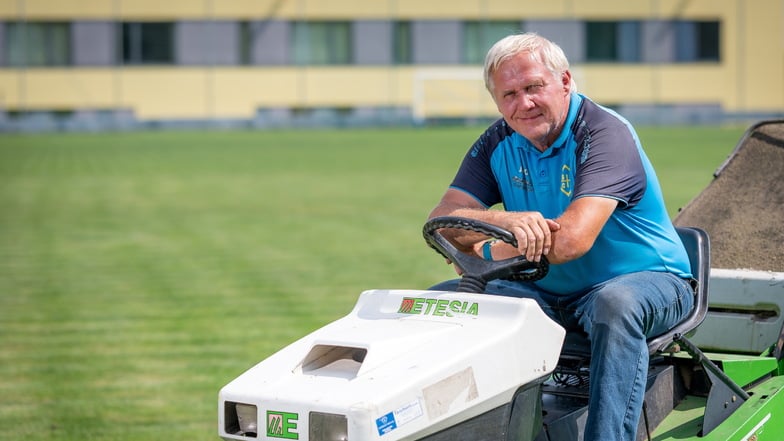 Als technischer Leiter kümmert Bernd Krenkel sich ehrenamtlich um alles, was im Harthaer Stadion anfällt.