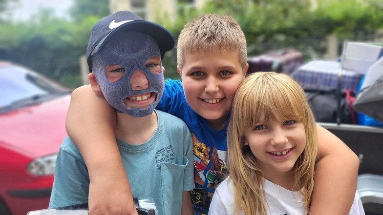 Roman mit seinen Freunden in der Ukraine. Auf sie freute sich der Achtjährige sehr. Mehr als ein Jahr konnte er nicht mit ihnen spielen.