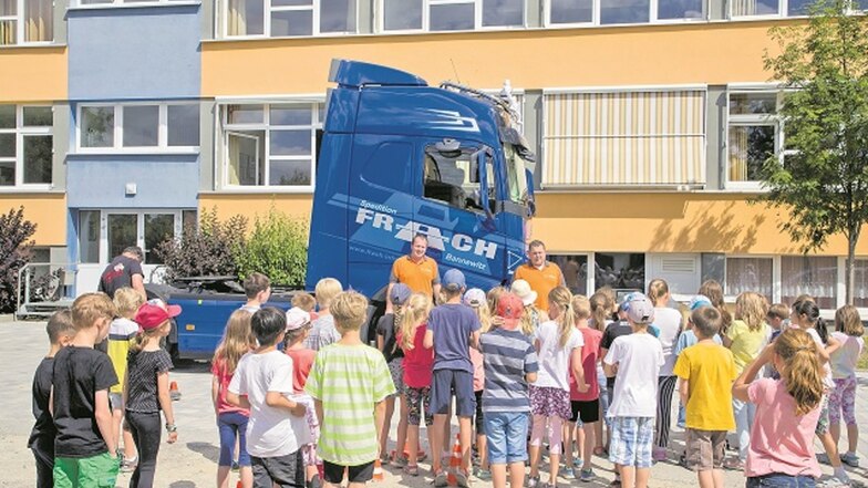 Für die Schüler der Bannewitzer Grundschule gab es am Dienstag Unterricht der besonderen Art. Diesmal ging es um ihre eigene Sicherheit.