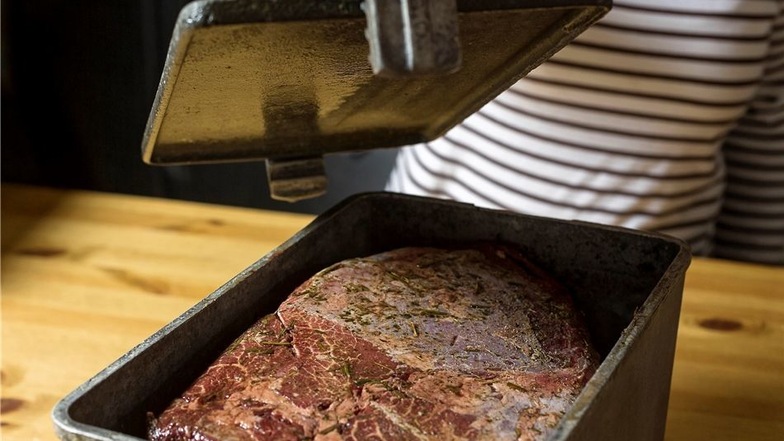 In dieser Schinkenpresse ist derzeit das wertvolle Fleisch des japanischen Wagyu-Rindes eingelegt. Fotos: Karl-Ludwig Oberthür