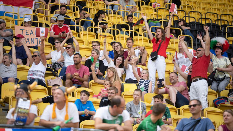 Fans feiern auf den Rängen des Rudolf-Harbig-Stadions bei der SZ-Mini-WM.