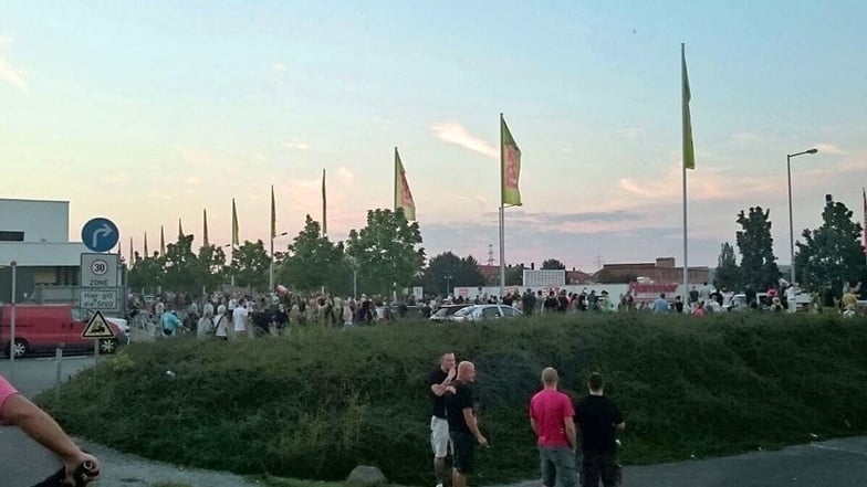 Nach der Demonstration gegen die neue Asylunterkunft in Heidenau ist ein Teil der Gegner zum Baumarkt gezogen, in dem in der Nacht die ersten Flüchtlinge erwartet werden.