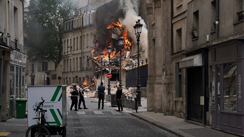 Die Explosion hatte das mehrgeschossige Gebäude im fünften Pariser Arrondissement teils zum Einsturz gebracht und einen großen Brand ausgelöst.