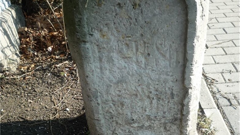 Die Inschriften auf den Meilensteinen an der Oschatzer (Foto)  und Gröbaer Straße sind mittlerweile nur noch schwer zu entziffern. Beide wurden als Ortseingangsschilder umfunktioniert.