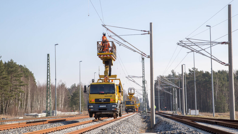 Sechs Jahre dauerten der Ausbau und die Elektrifizierung der Bahnstrecke zwischen Hoyerswerda und der Neißebrücke bei Horka. 2026 könnten die Arbeiten auch zwischen Dresden und Görlitz beginnen, doch ganz sicher ist das noch nicht.