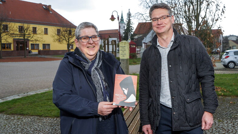 Zum 100. Geburtstag des Dichterförsters Gottfried Unterdörfer haben Johanna Gruner vom Heimatverein Uhyst/Spree und Verleger Lars-Arne Dannenberg bisher unveröffentlichte Arbeiten des Autors im Buch „Mädchen vor dem Fenster“ herausgebracht.