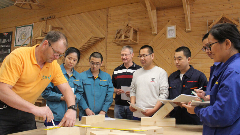 Ausbilder Rüdiger Keuchel (l.) bringt den chinesischen Gästen im ÜAZ praktische und didaktische Fertigkeiten der Berufsausbildung bei.