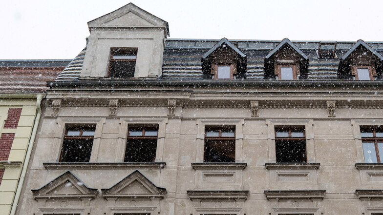 Das Haus Jauernicker Straße 21: Fenster stehen zum Lüften offen.