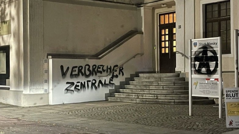 Rathaus und Landratsamt beschmierten die Chaoten jeweils mit den Worten "Verbrecherzentrale". Rechts auf dem Schild prangt eine Schmiererei, die sich als Anarchie-Zeichen interpretieren lässt.