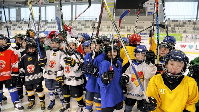 Der Eishockey-Nachwuchs des Eissport Weißwasser e. V. trainiert von der Laufgruppe bis zur U 20 regelmäßig in der Eishalle – so wie die Bambini.