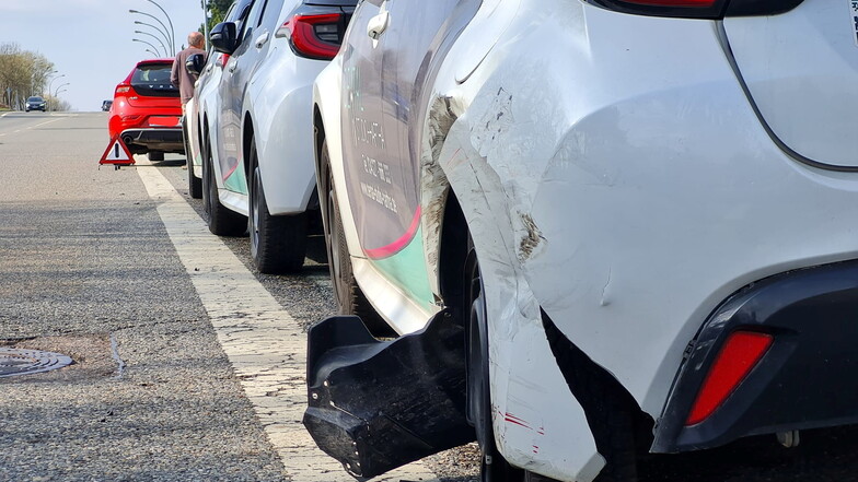 Bei einem Unfall im Waldheimer Gewerbegebiet sind gleich drei Fahrzeuge einer Firma beschädigt worden.