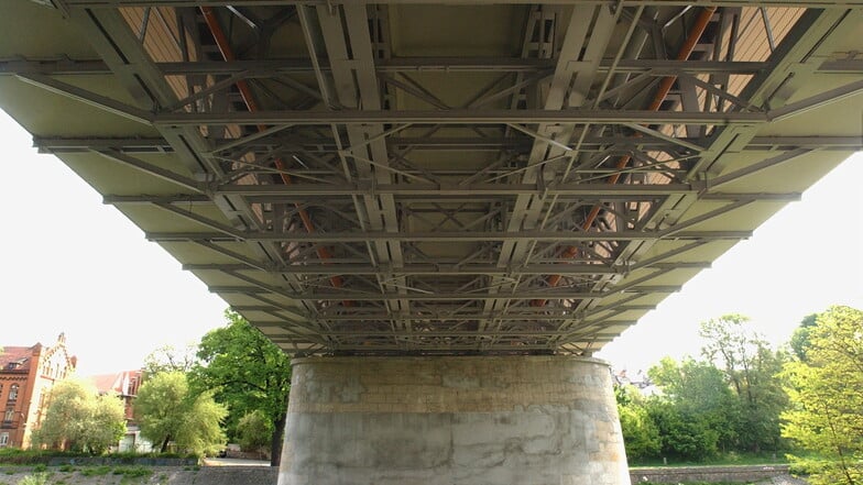 Die Stadtbrücke Görlitz von unten: Für sie ist der polnische Staat zuständig.