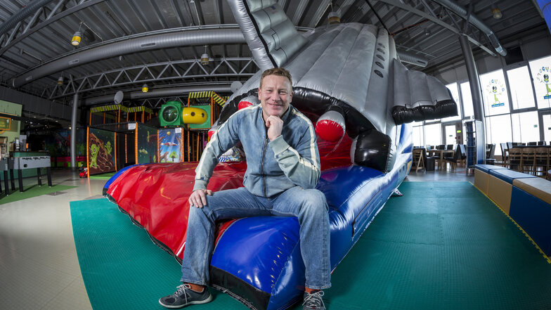 Als die Welt für Mario Otto noch in Ordnung war: Im Januar 2014 sitzt der Gründer des Indoor-Spielplatzes Playport auf einer aufblasbaren Rutsche in Form eines Spaceshuttles.