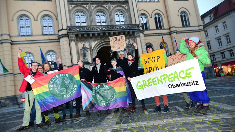 Diese Klimaaktivisten demonstrierten vor der Ratssitzung auf dem Zittauer Markt und unterstützten die Forderung nach einer Klage.