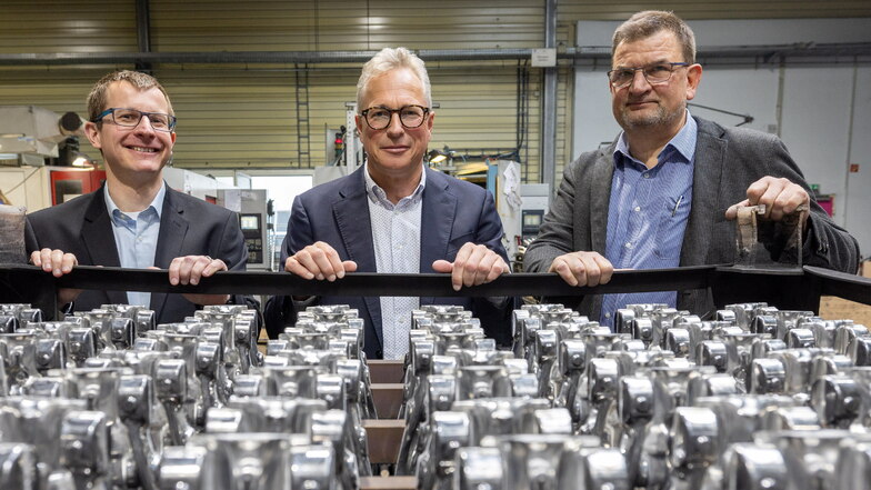 Die Umformtechnik Radebeul ist spezialisiert auf die Herstellung von Aluminiumteilen. In der Produktion stehen Personalleiter Marco Schlenkrich, UKM-Geschäftsführer Frank Boshoff und Werksleiter Mike Müller (v. l. n. r.)