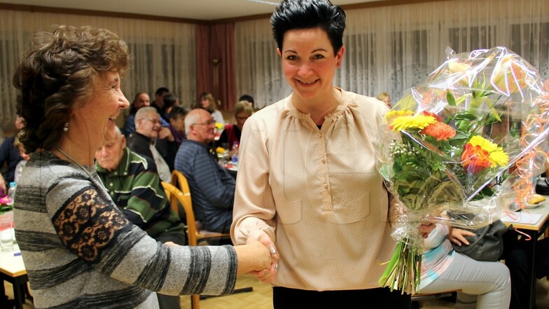 Blumen für die neue Vorsitzende des Kulturvereins Zeißig, Tina Schubert (rechts).