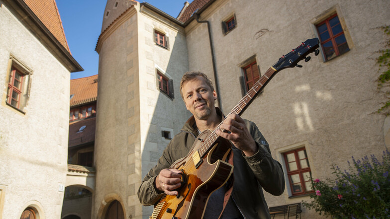Der Gitarrist Lars Kutschke will mit Jazzfeudal für neue Klänge auf Schloss Batzdorf sorgen.